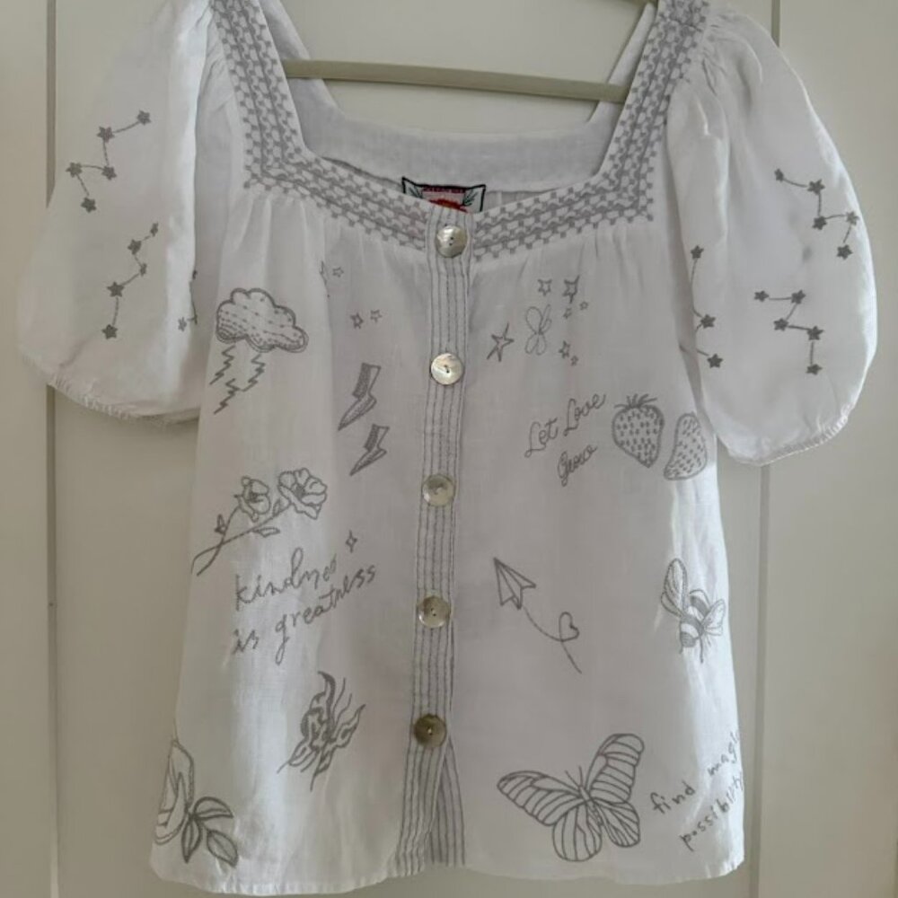 JOHNNY WAS - Sovanna Wander Top - size medium/ White Blouse with Gray Embroidery